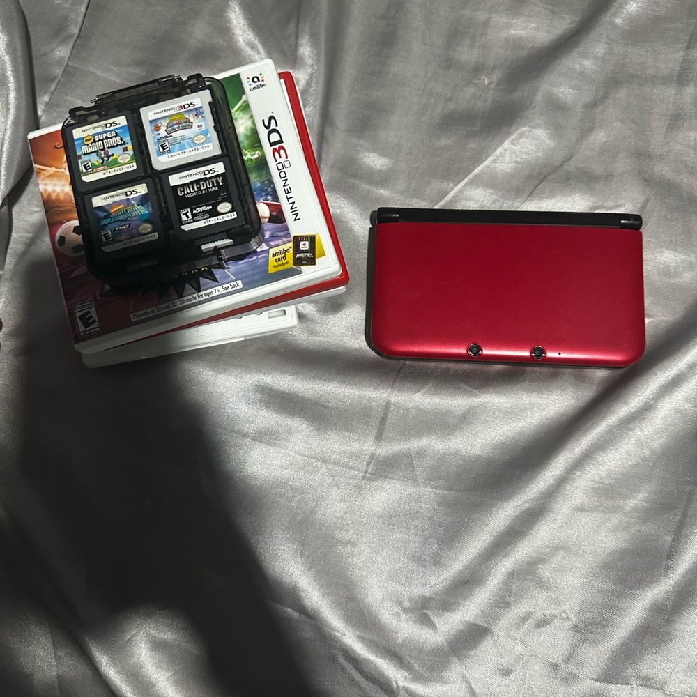 Nintendo 3Ds comes with charger and many games
